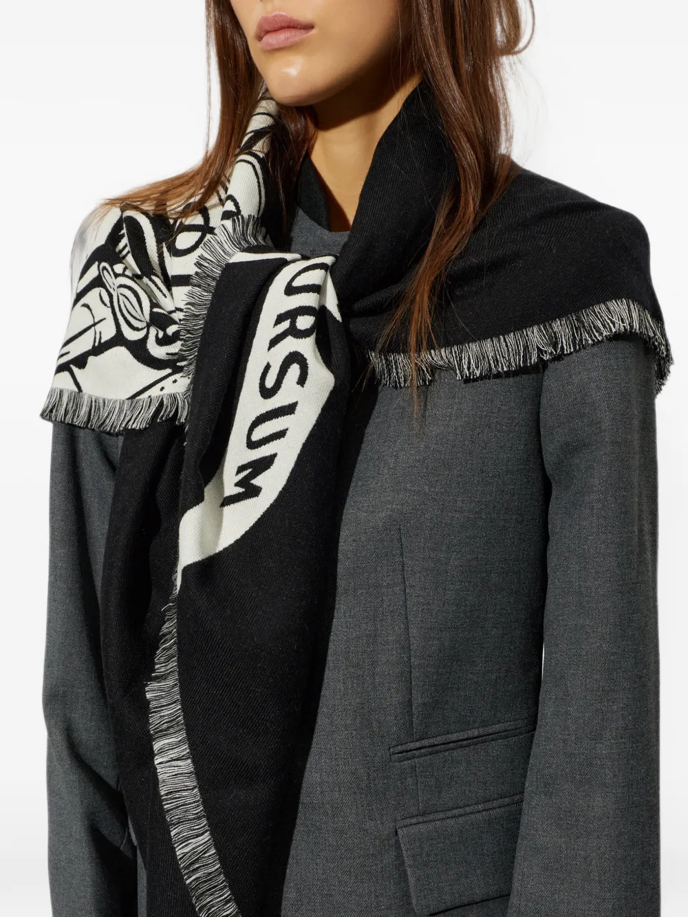 Burberry graphic-print fringed triangular scarf Zwart