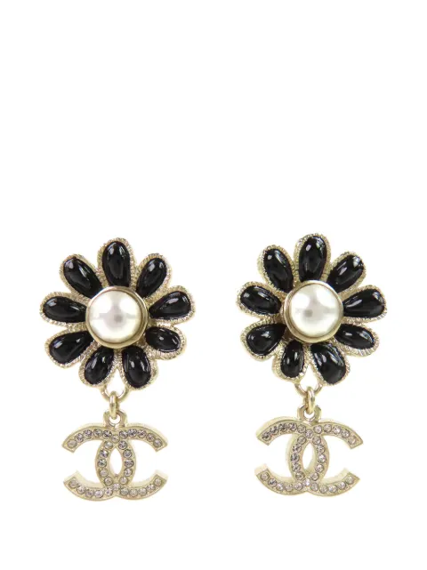 CHANEL Pre-Owned aretes bañados en oro con flor y perla artificial con esmaltado y strass con logo CC y cierre a presión 2022