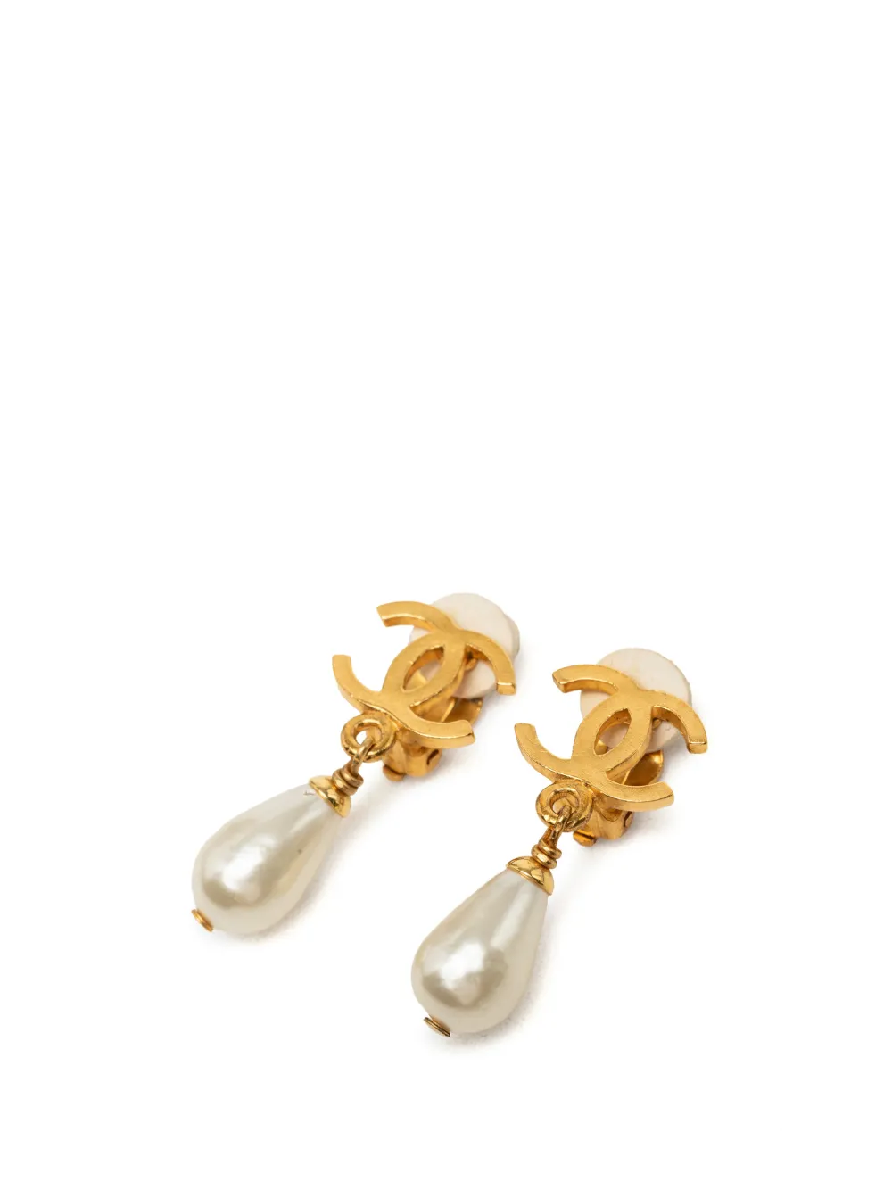 CHANEL Pre-Owned 1996 CC Gold Plated Faux Pearl Drop Clip on Earrings costume earrings - Oro