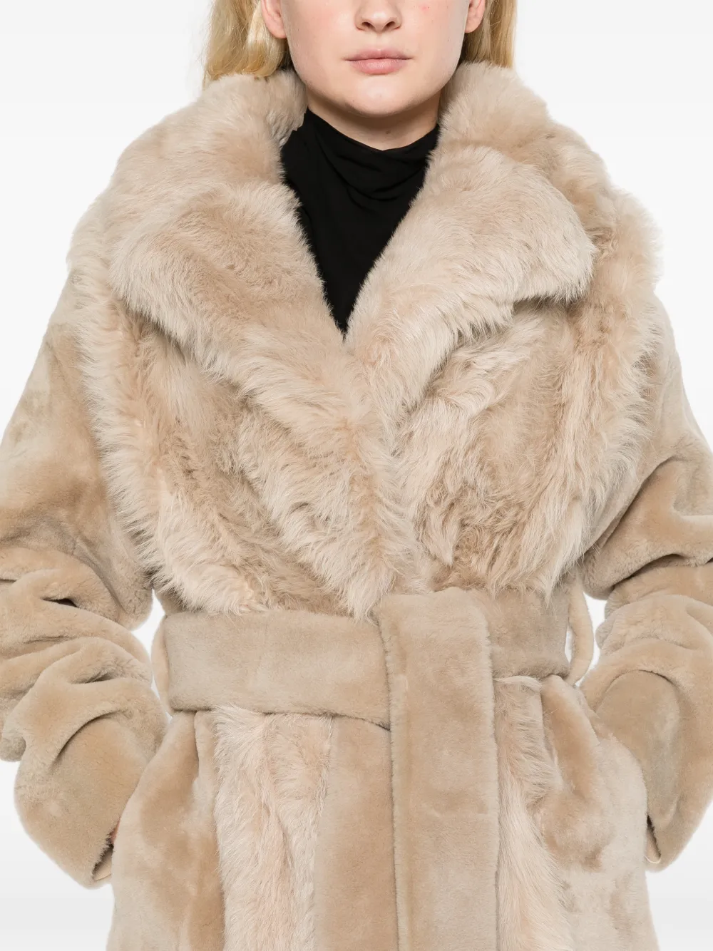 FENDI Lammy jas met ceintuur Beige
