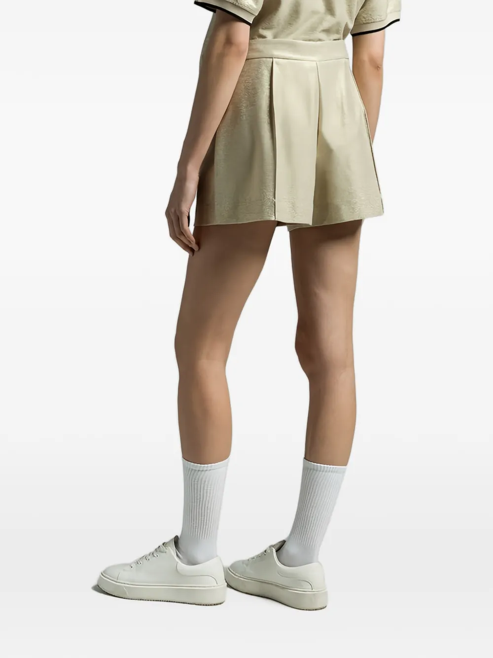 Brunello Cucinelli metallic pleated shorts Goud
