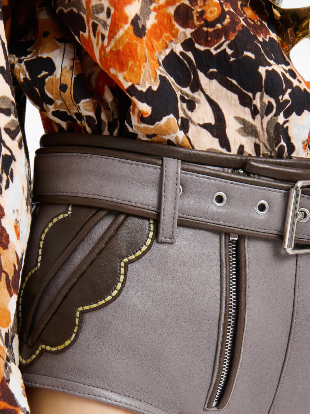 Marni Hotpants van grijs leer met bladerzakken