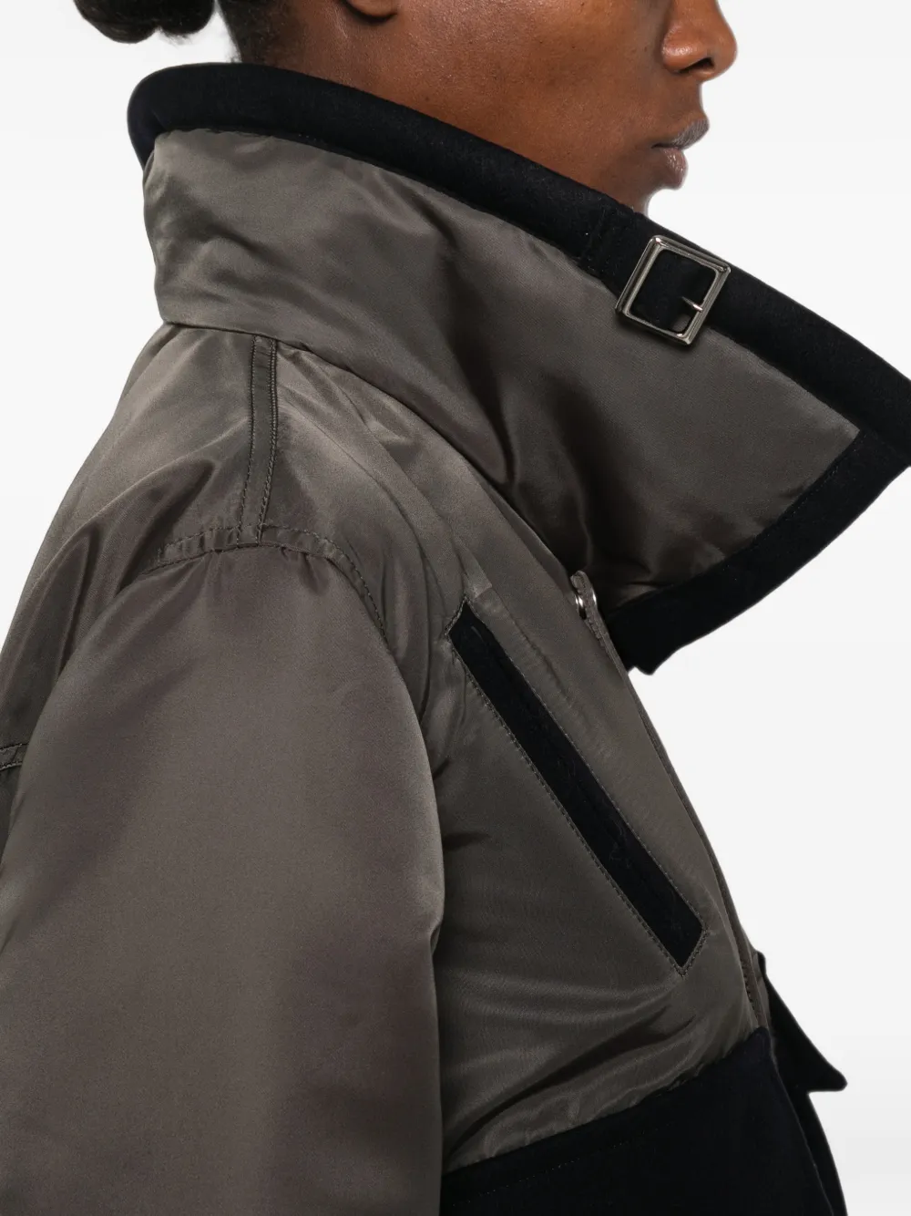 sacai Jack met gespkraag en vlakken Grijs
