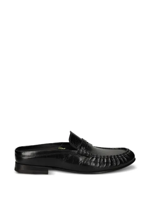 Posa mocasines con efecto arrugado