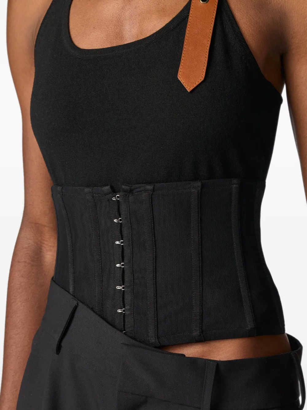 Monse Top met halternek en riemdetail Zwart