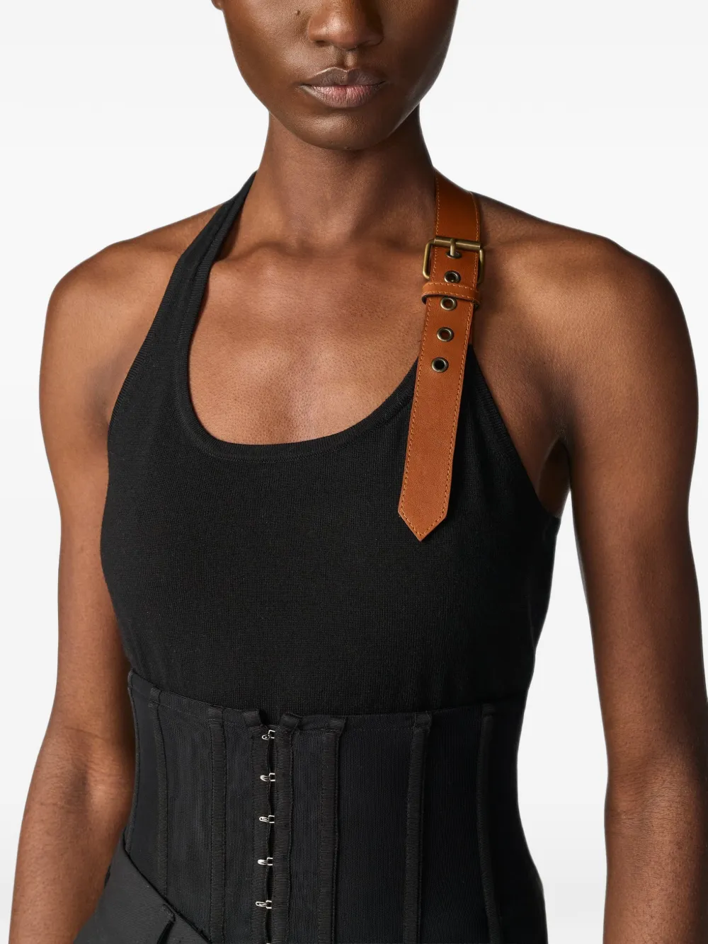 Monse Top met halternek en riemdetail Zwart