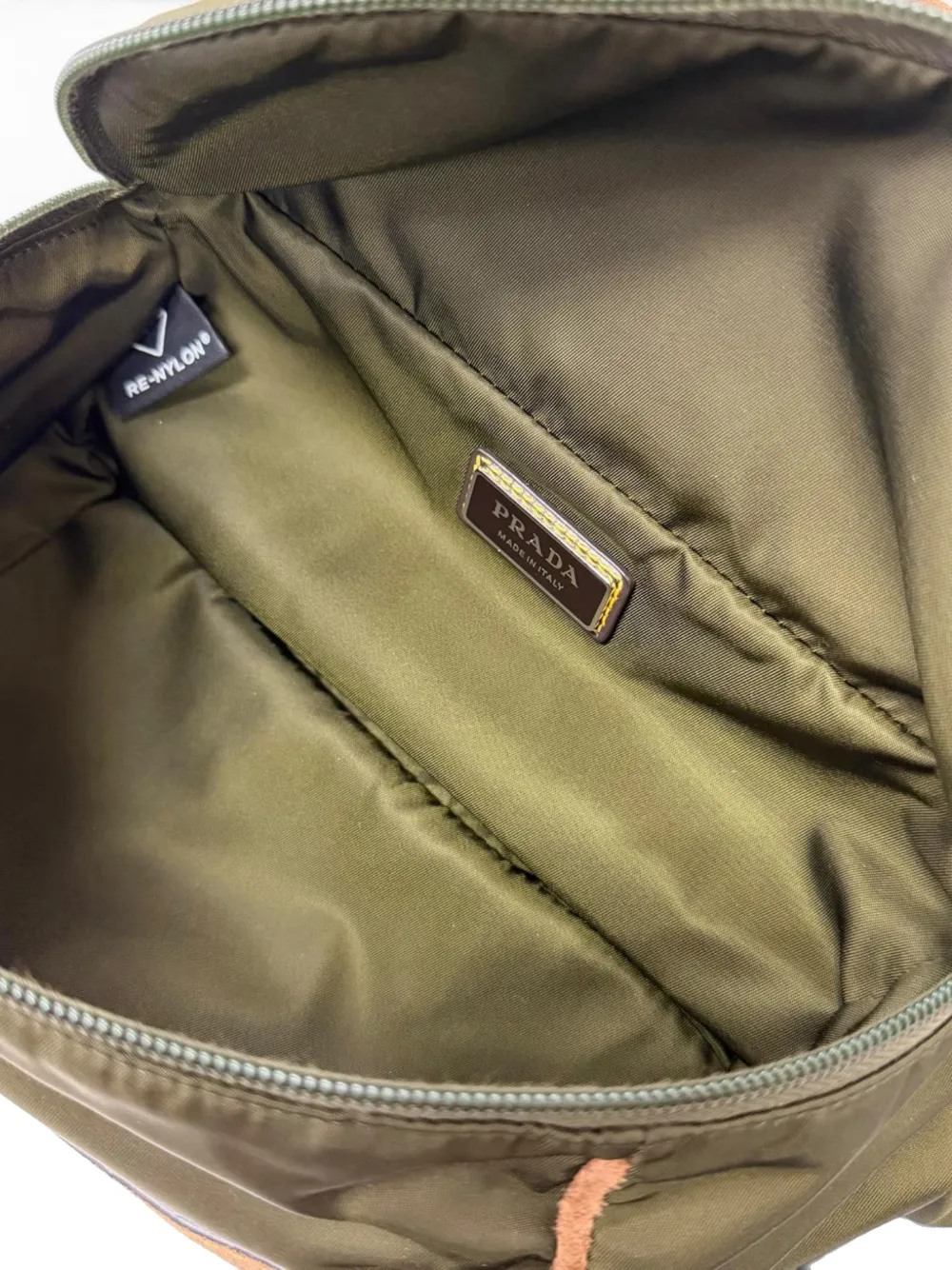 Prada Pre-Owned 2013-2026 Re Nylon crossbodytas met suède afwerking Bruin