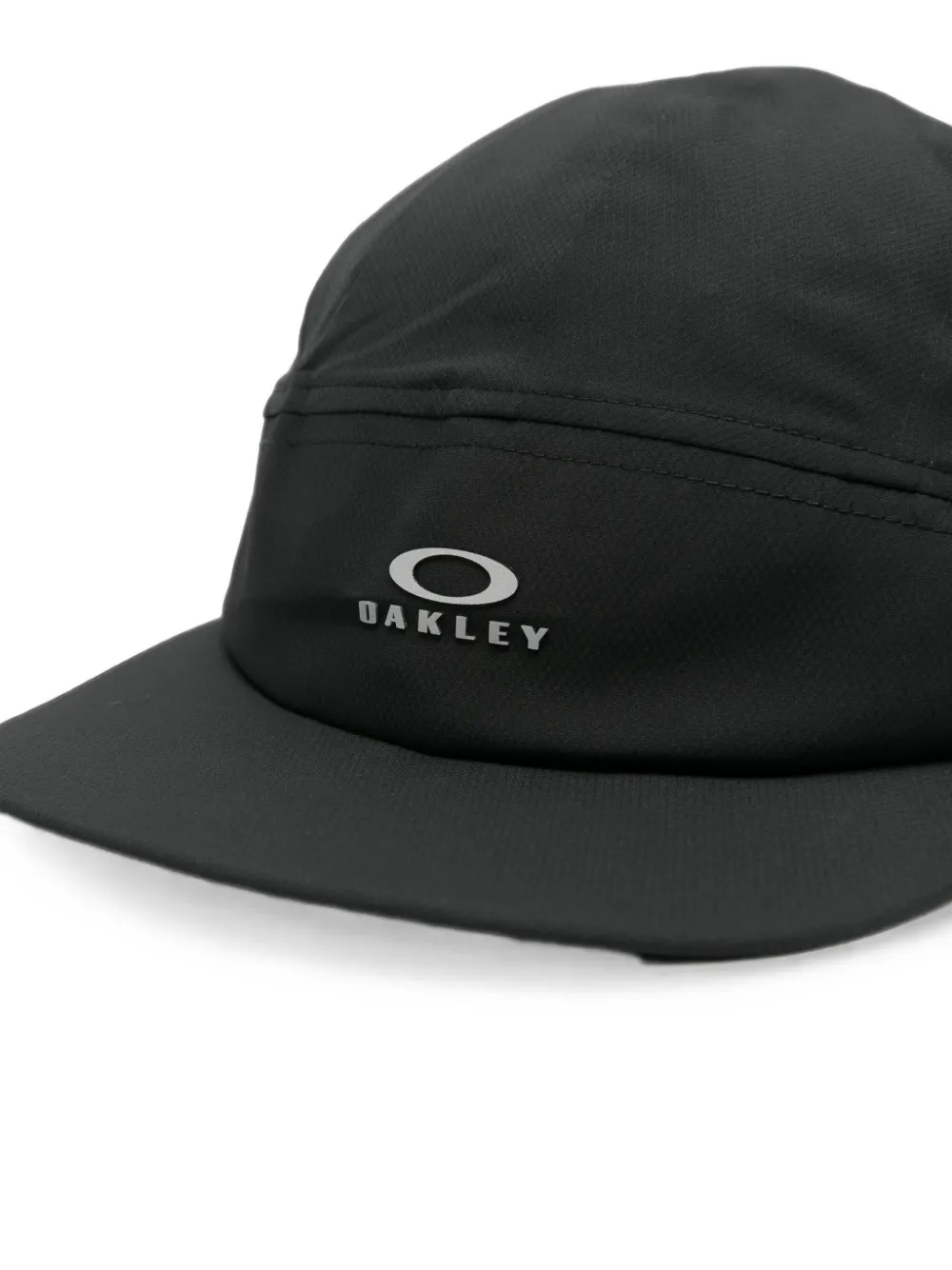 Oakley Latitude pet met vlakken en logoprint Zwart
