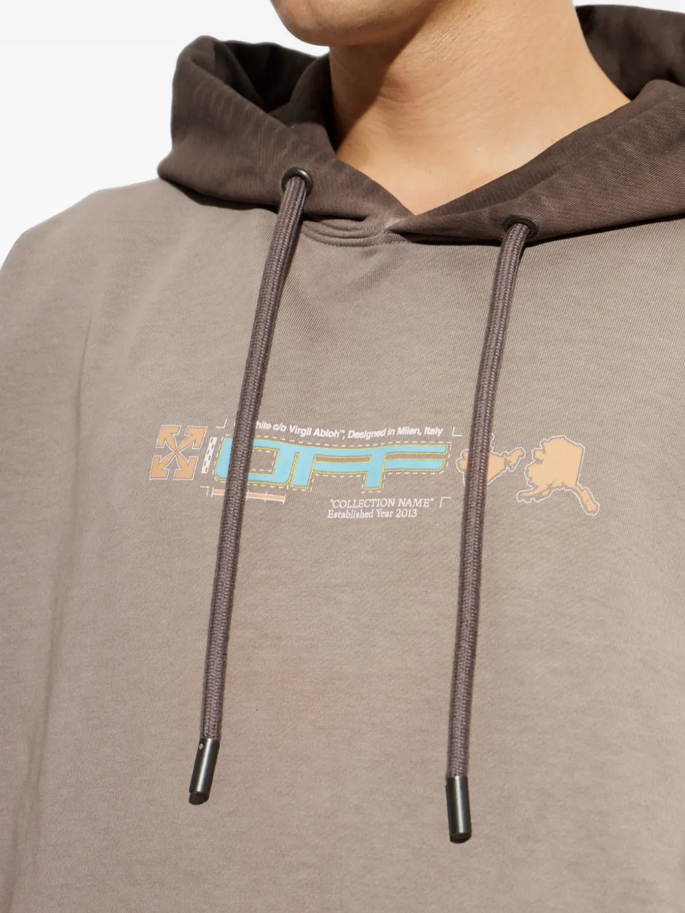 Off-White Hoodie met pijlprint Bruin