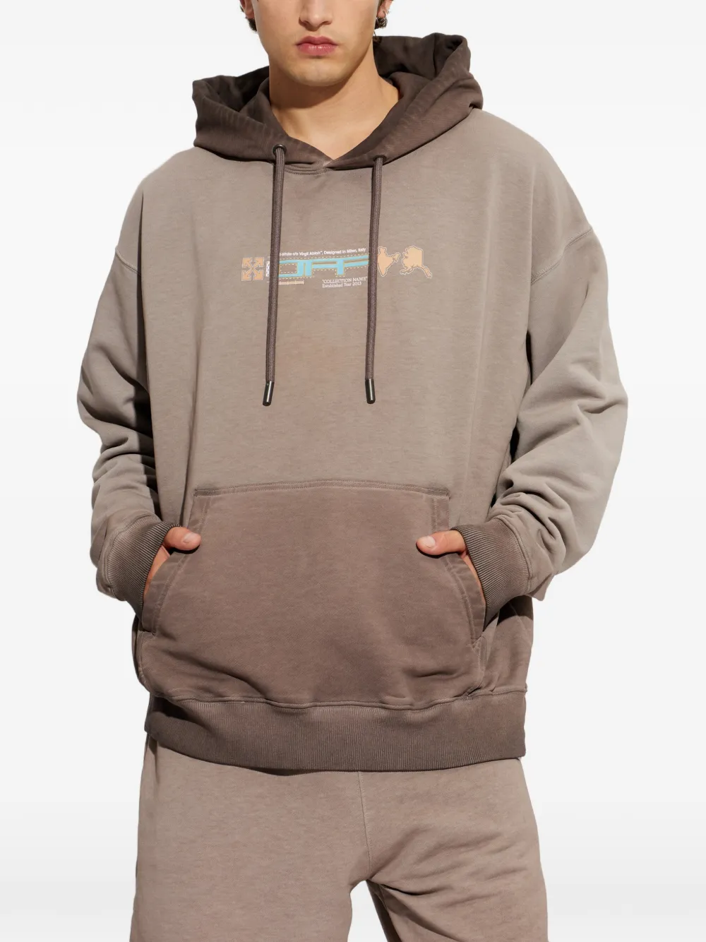 Off-White Hoodie met pijlprint Bruin