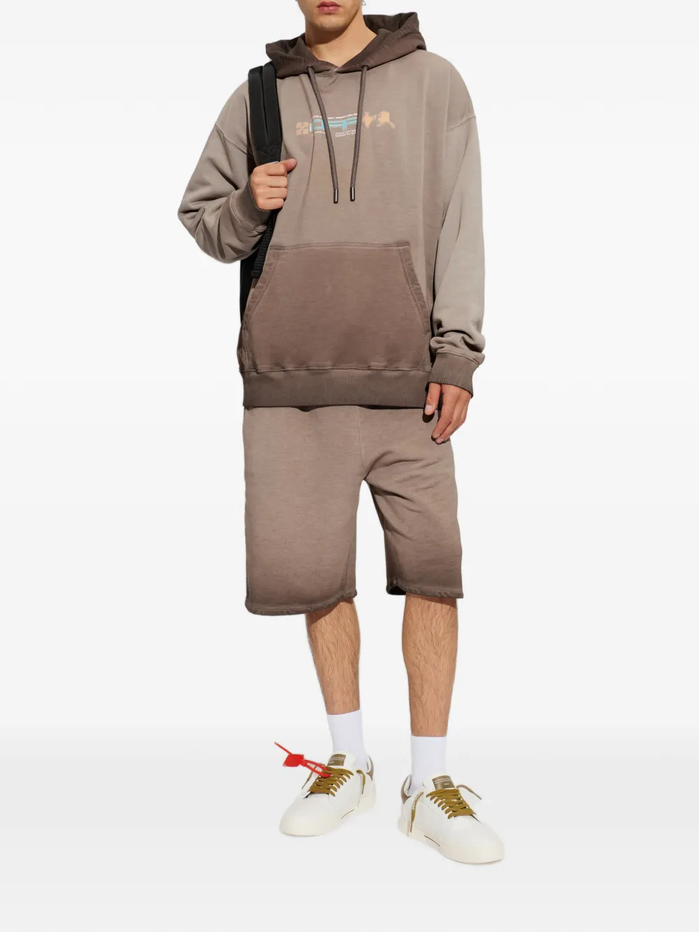Off-White Hoodie met pijlprint Bruin