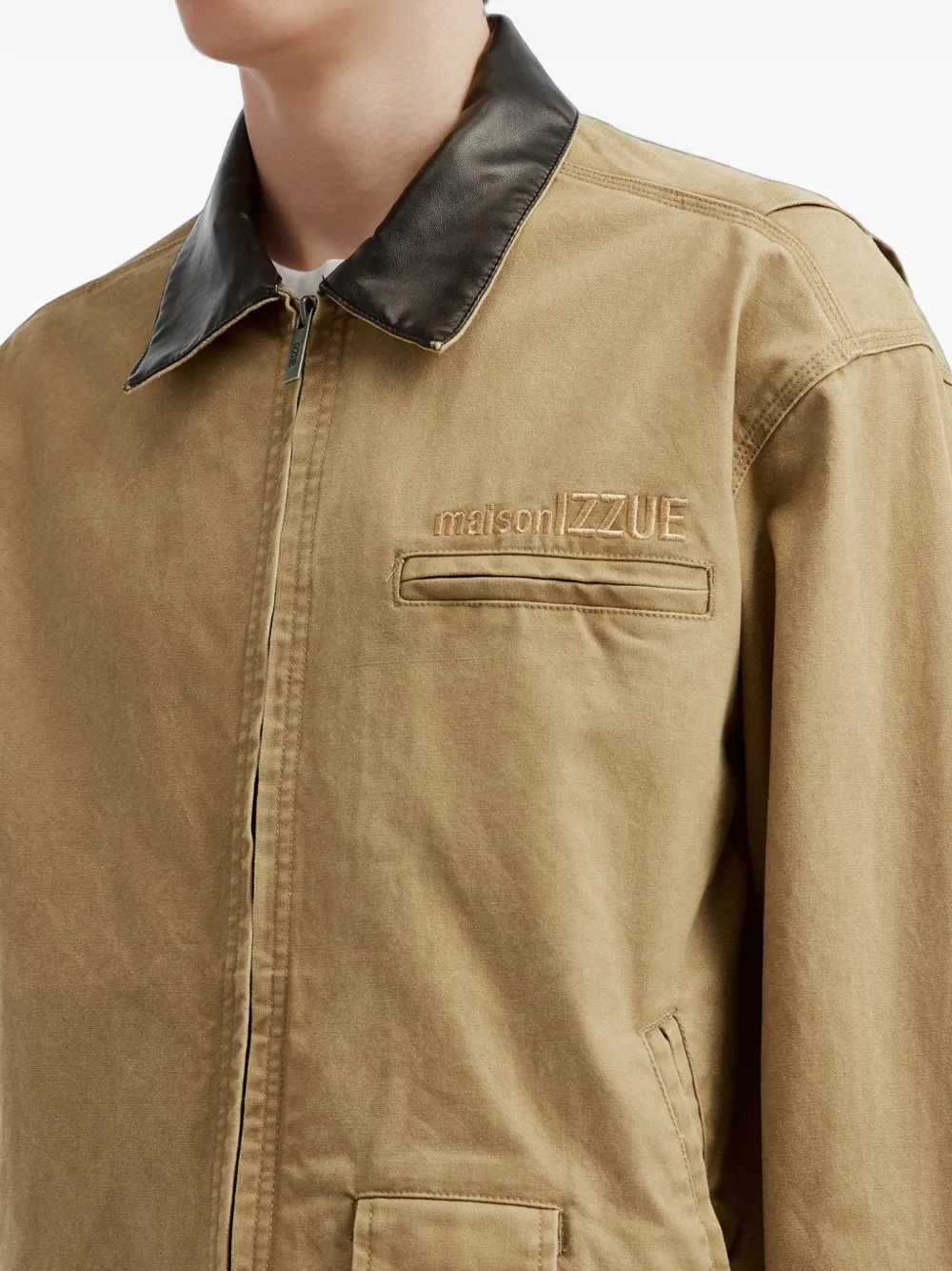 izzue Jack met contrasterende kraag en geborduurd logo Beige