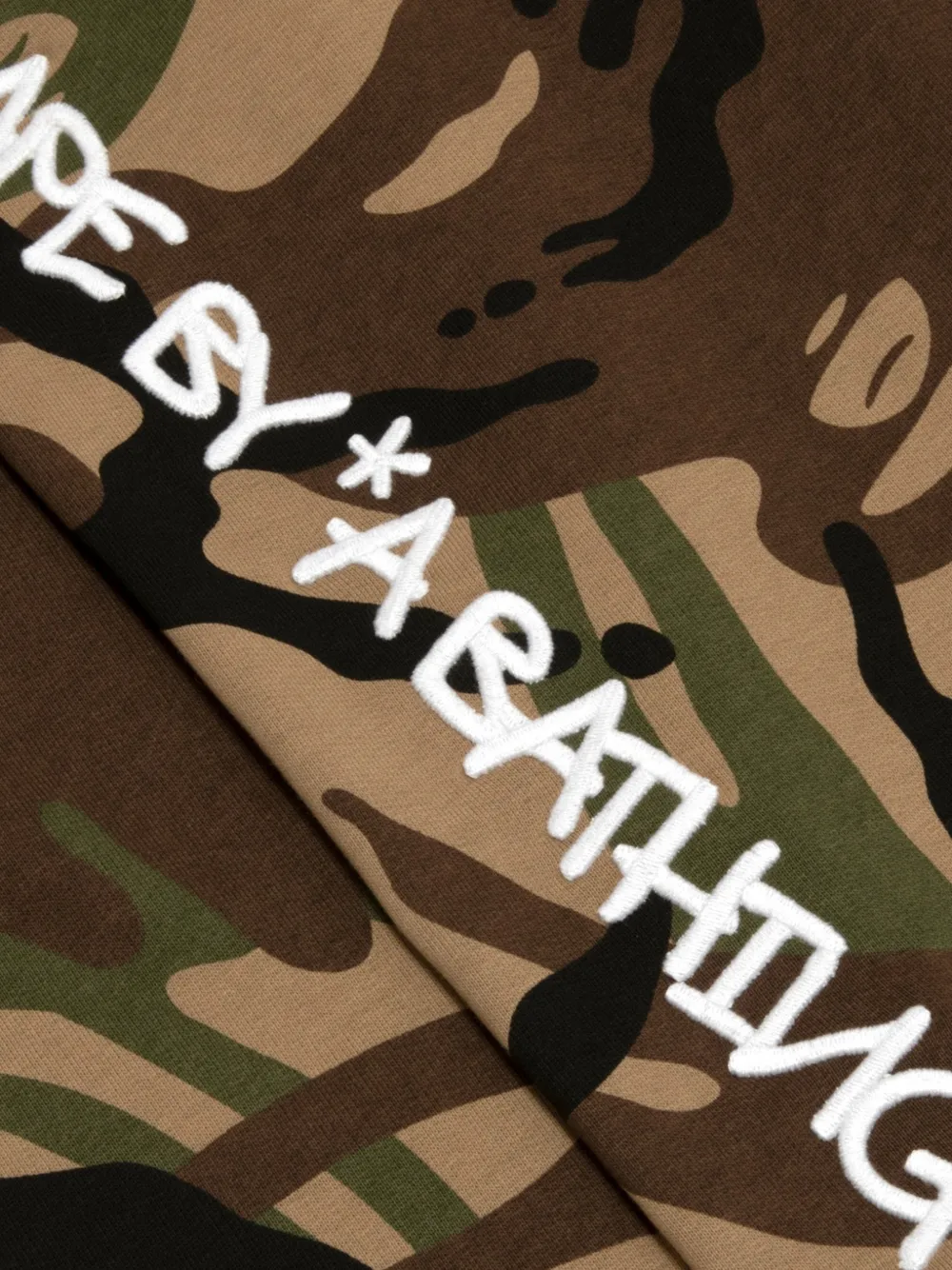 AAPE BY *A BATHING APE Broek met camouflageprint en borduurwerk Groen