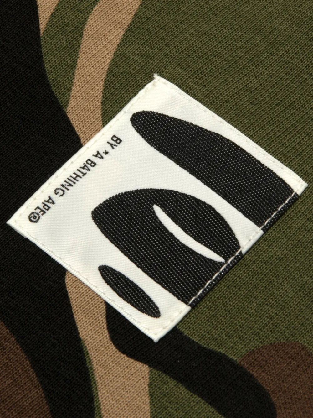 AAPE BY *A BATHING APE Broek met camouflageprint en borduurwerk Groen