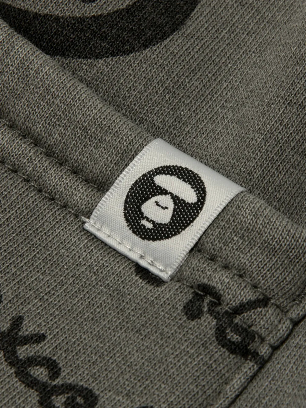 AAPE BY *A BATHING APE Aapeunvs trainingsbroek met graffiti-print Grijs
