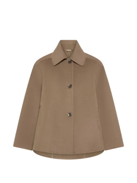 Seventy button-fastening spread-collar coat