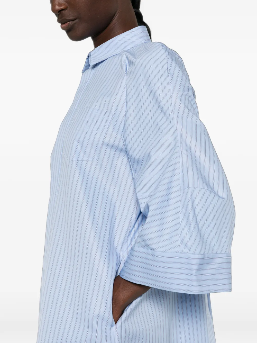 sacai Gestreepte mini-jurk met flared mouwen Blauw