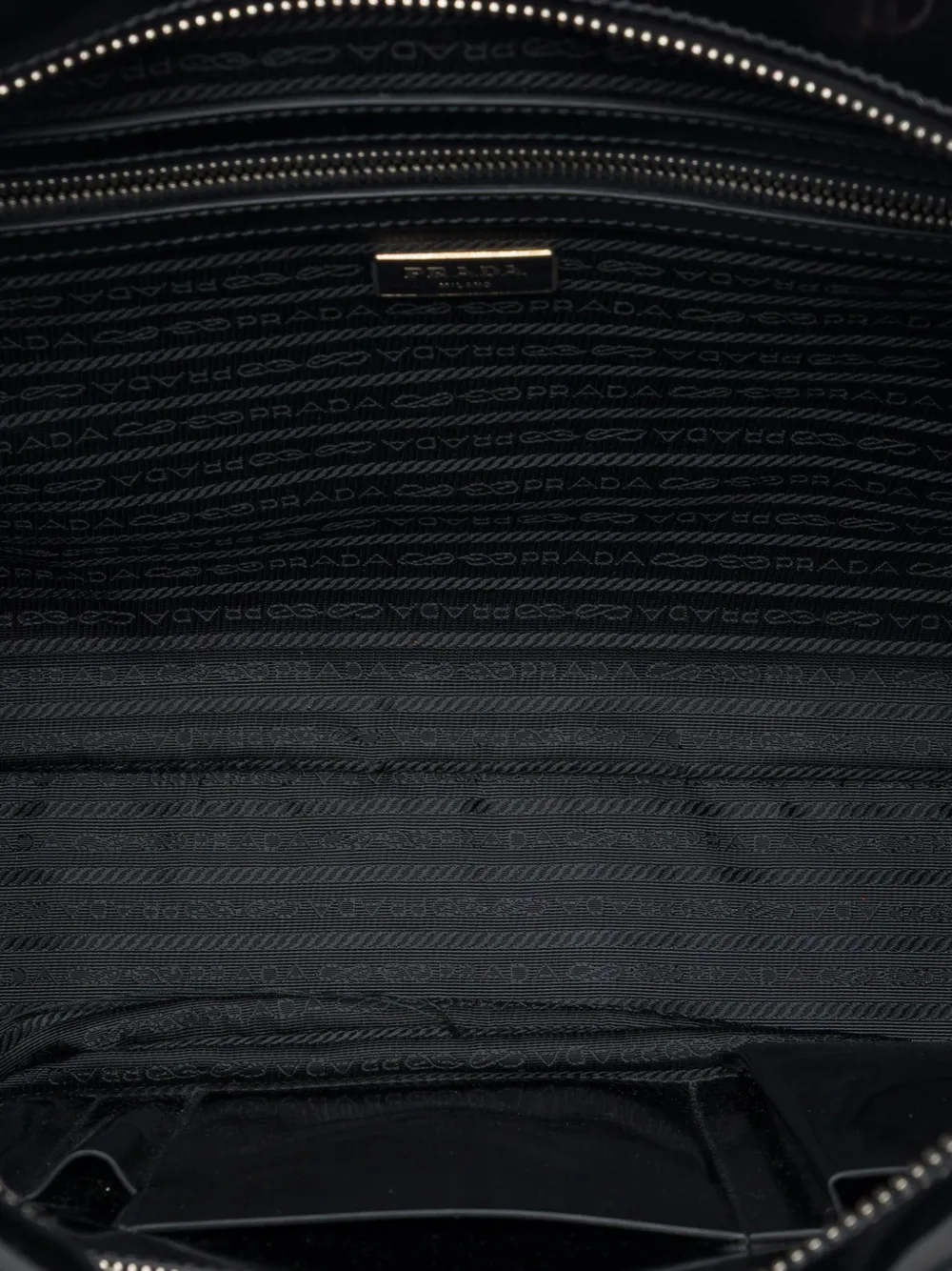 Prada Pre-Owned 2013-2026 Spazzolato leren aktetas met geometrische applicatie Zwart