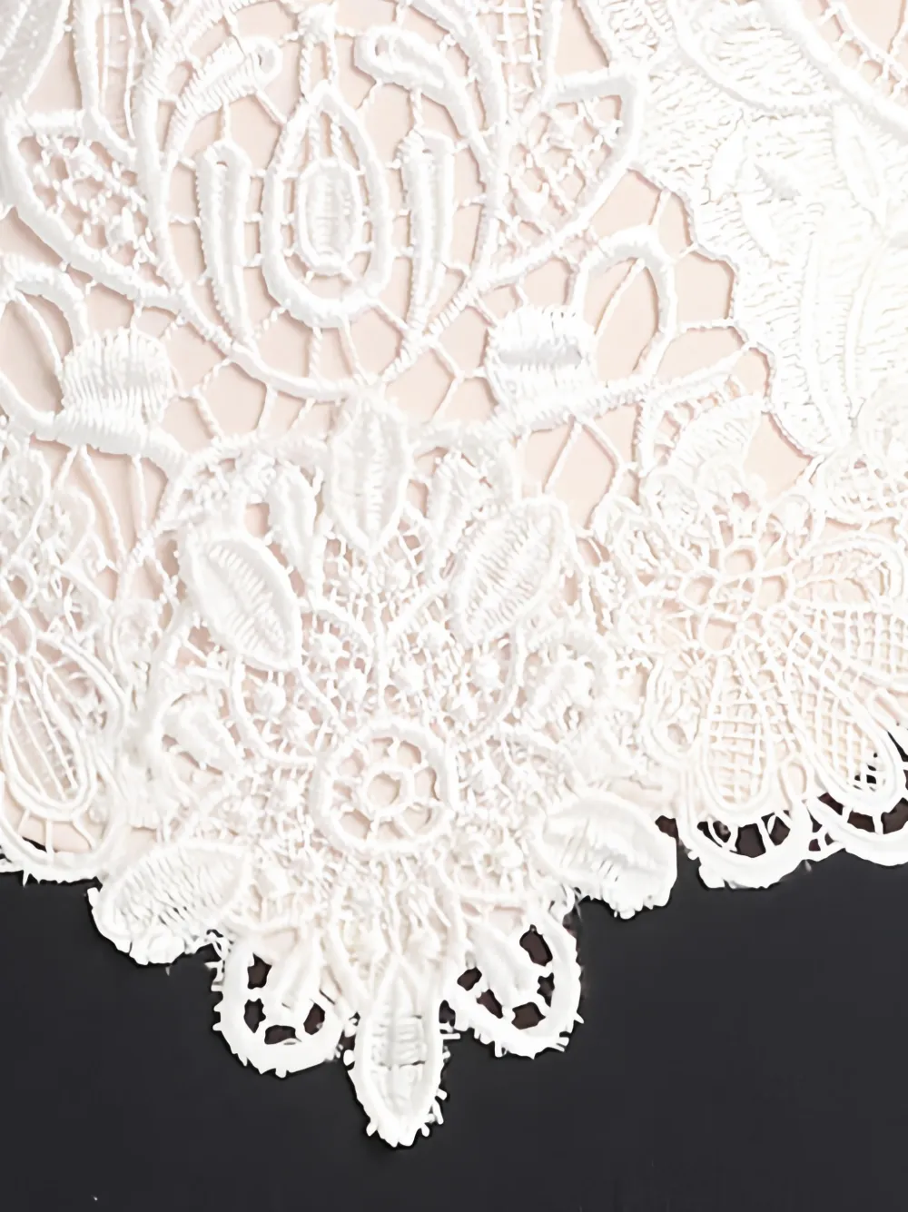 Tadashi Shoji Vianne maxi-jurk met kanten vlakken en lange mouwen Wit