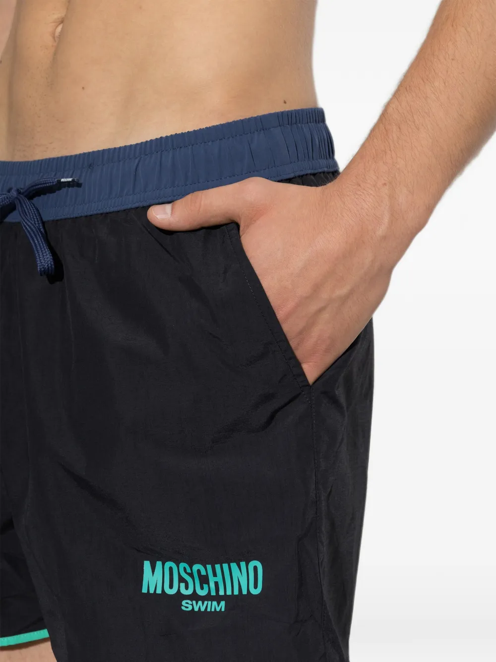 Moschino Zwembroek met contrasterende afwerking en logo-print Zwart