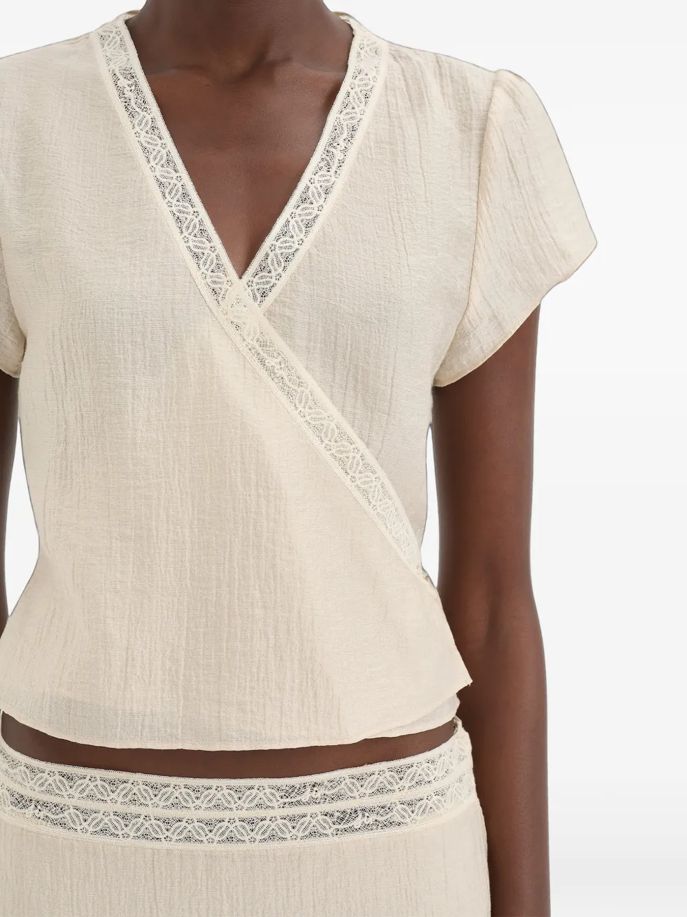 SIR. Nora wikkeltop met kanten afwerking Beige