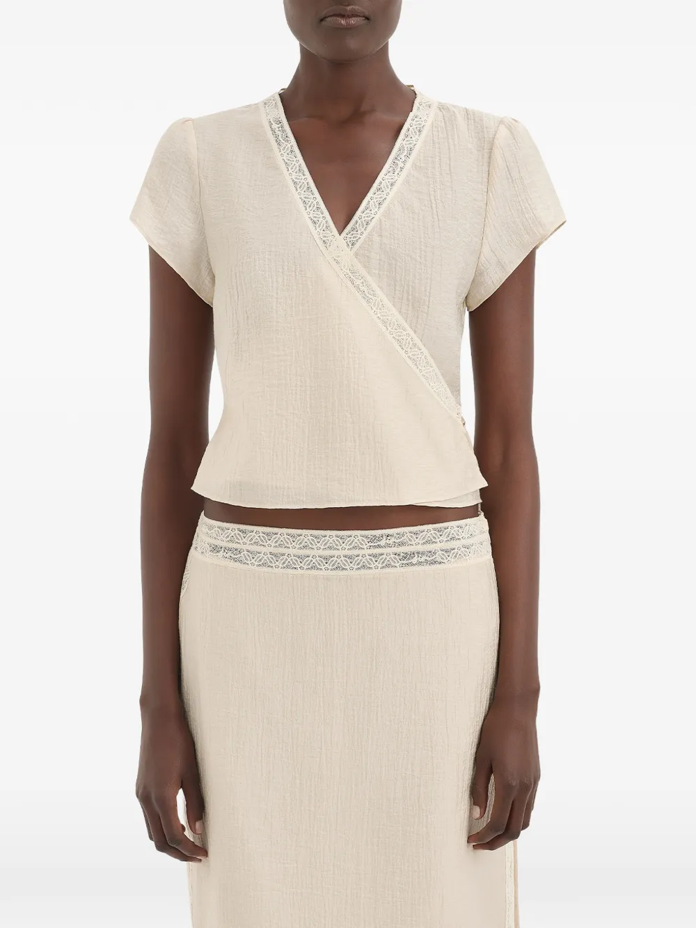 SIR. Nora wikkeltop met kanten afwerking Beige