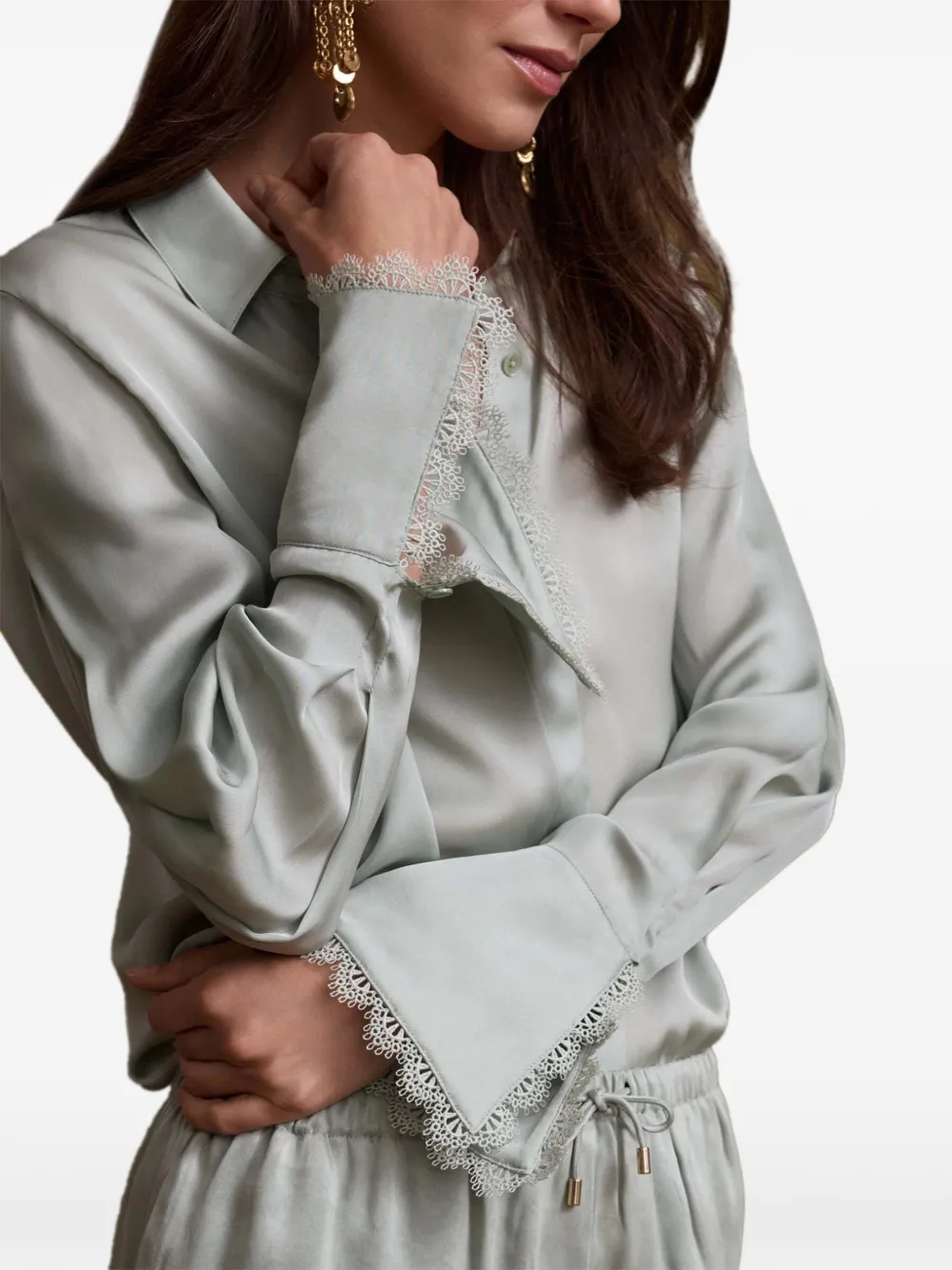 HEVRON Soraya blouse met kanten afwerking en flared manchetten Groen