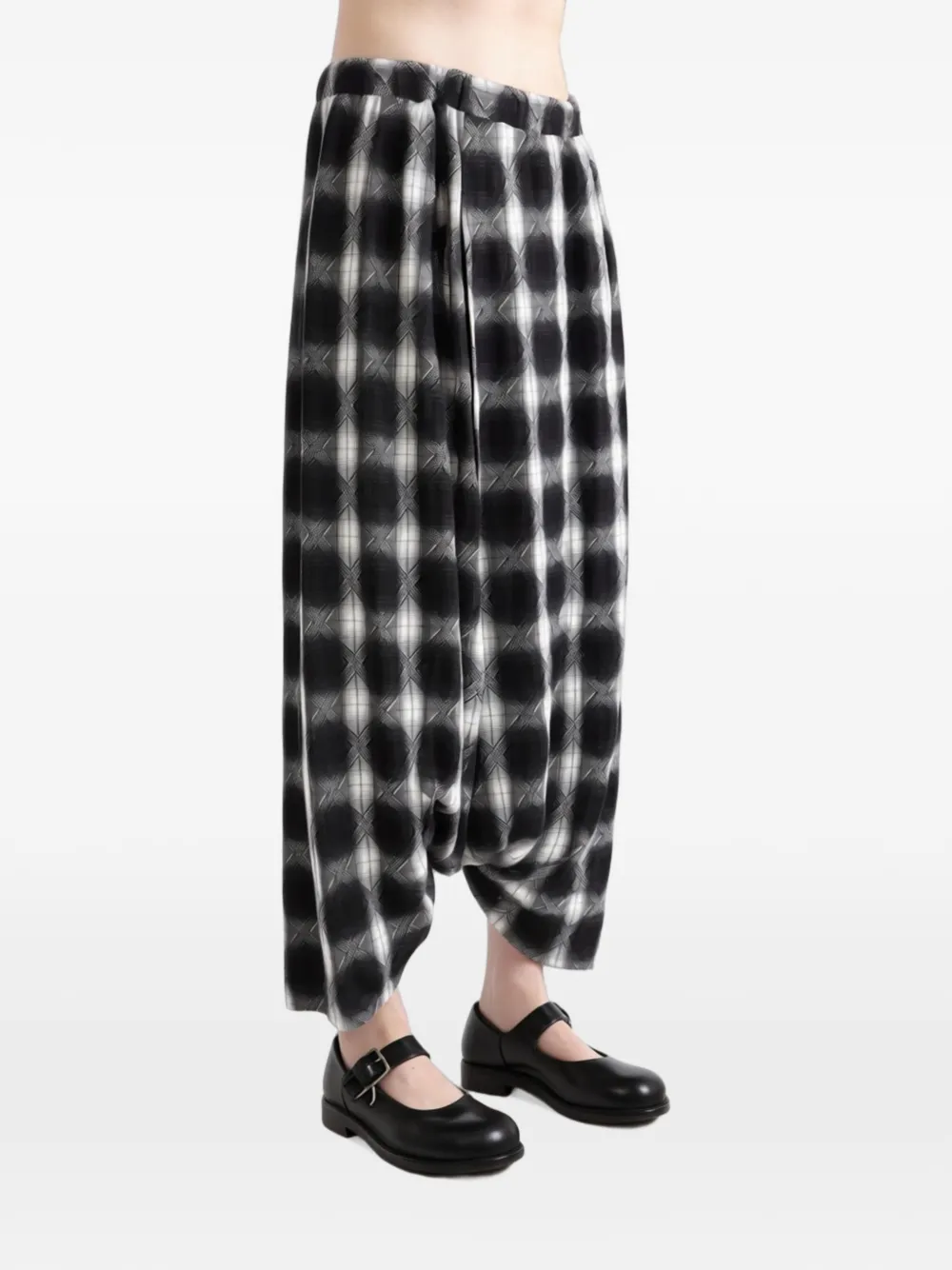 Y's check-print drop-crotch trousers Zwart