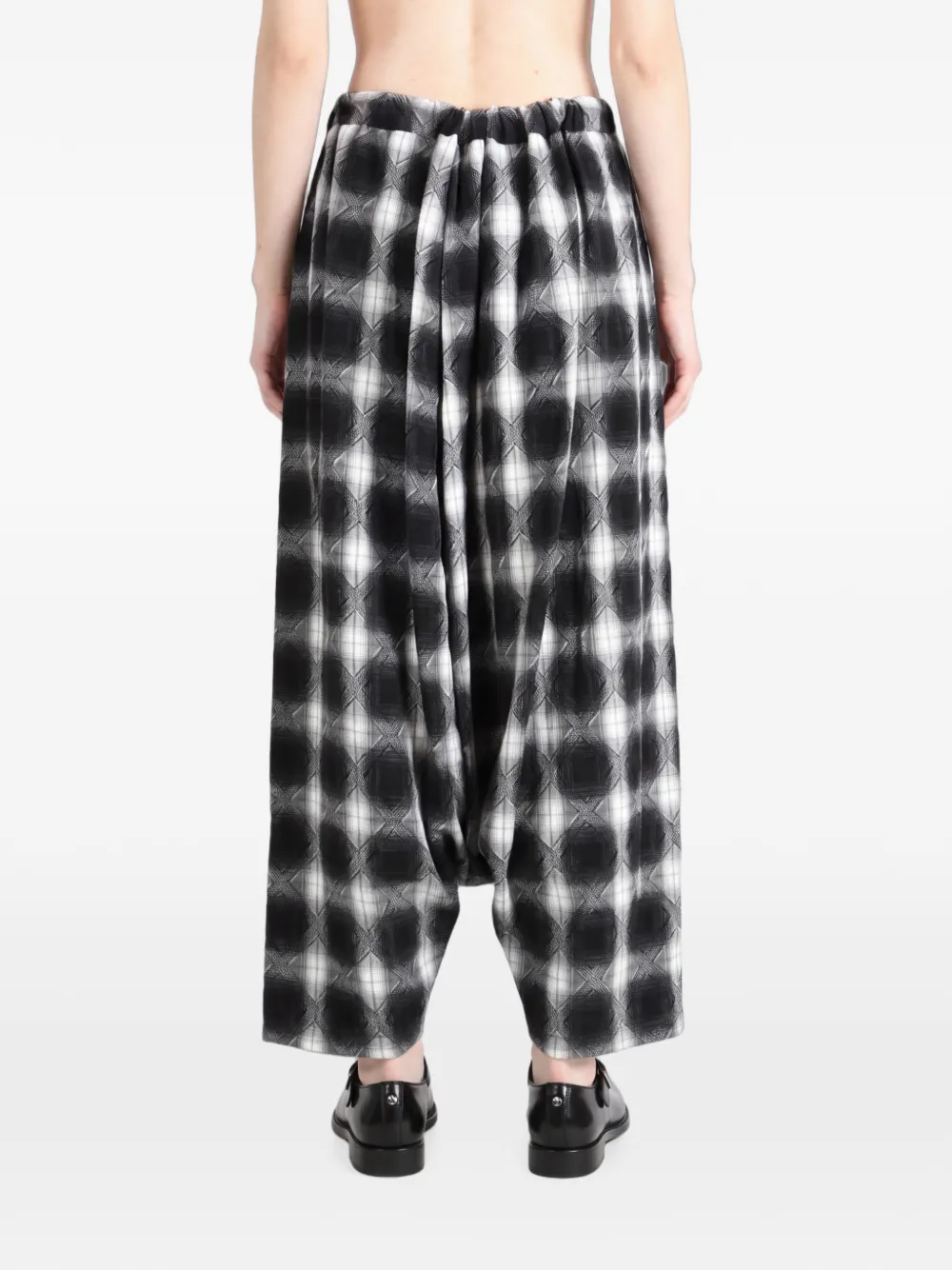 Y's check-print drop-crotch trousers Zwart