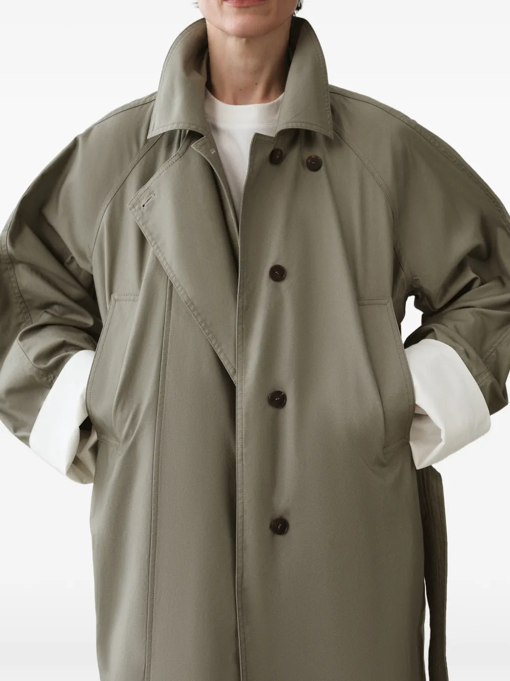 LESS belted panelled-sleeve trench coat Groen