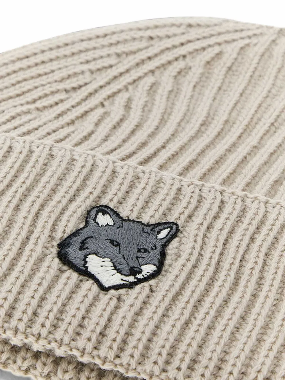 Maison Kitsuné Fox Head ribgebreide muts Beige
