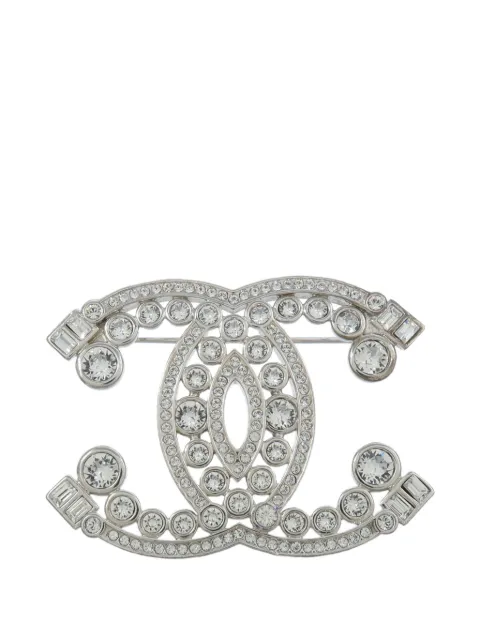 CHANEL Pre-Owned broche con detalles de cristal y logo CC