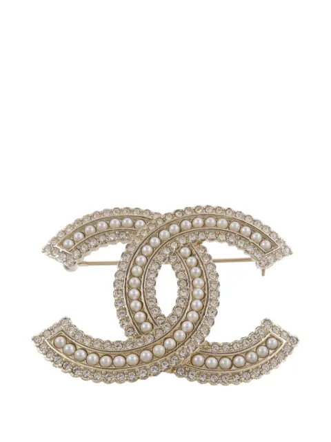 CHANEL Pre-Owned broche en forma del logo CC con perlas artificiales