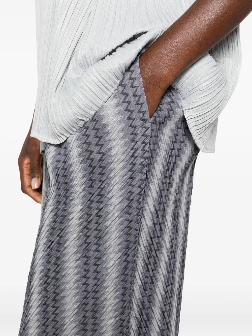 Pleats Please Issey Miyake Cropped plooibroek met zigzag-print Grijs