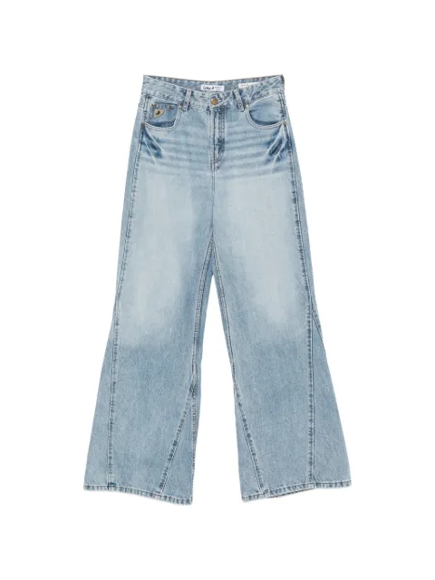 LOIS JEANS  jeans acampanados y detalle de costura