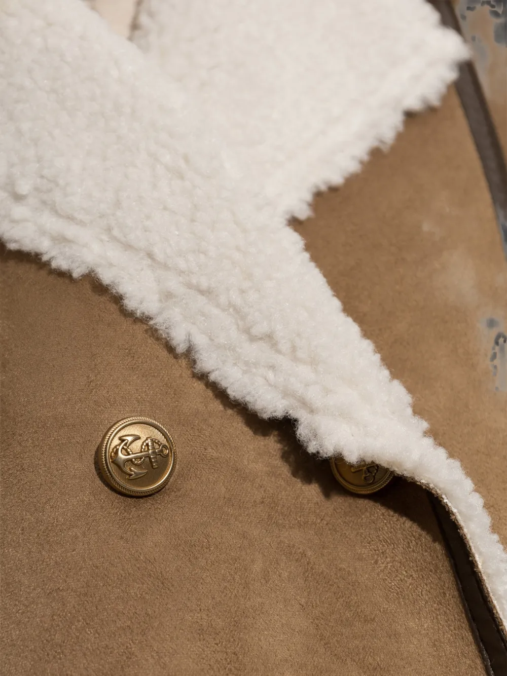 MUNTHE Vigor gilet met dubbele rij knopen en lammy afwerking Bruin