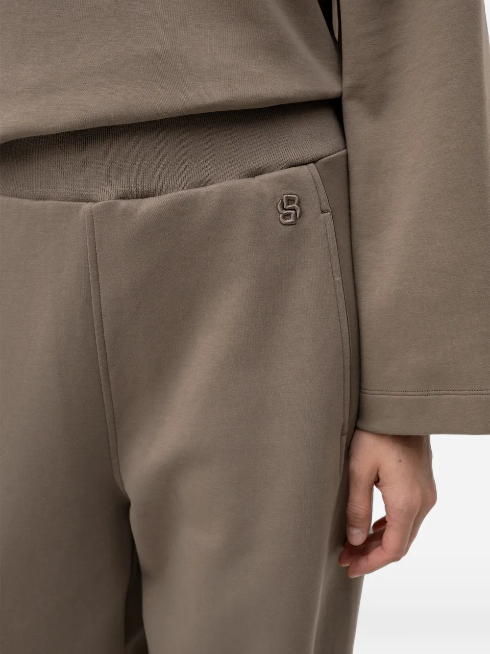 BOSS Trainingsbroek met logoplakkaat Beige