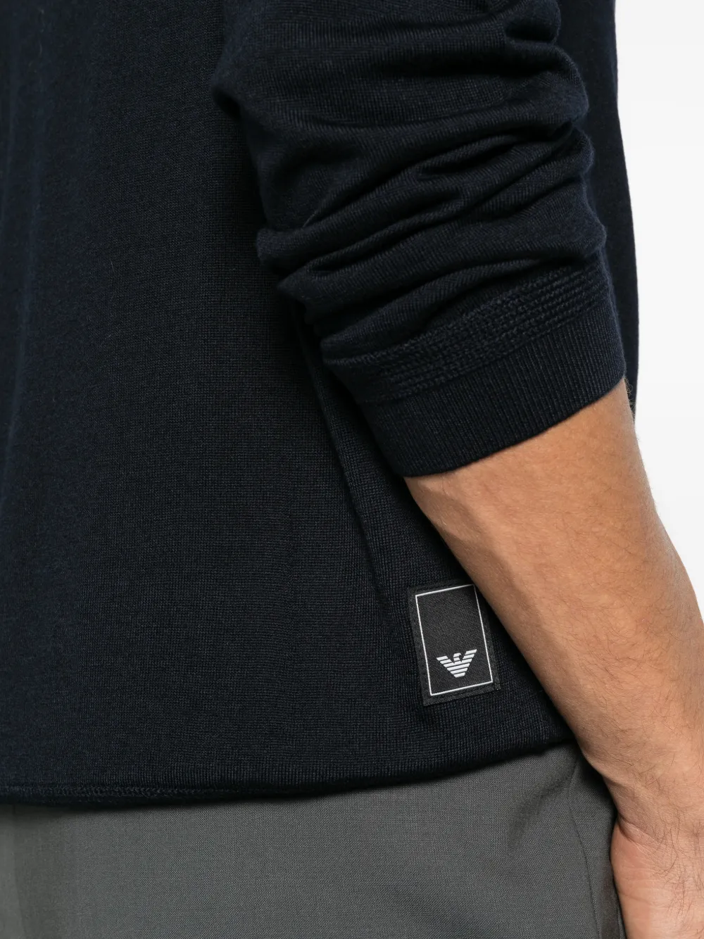 Emporio Armani logo-patch crew-neck sweater Blauw