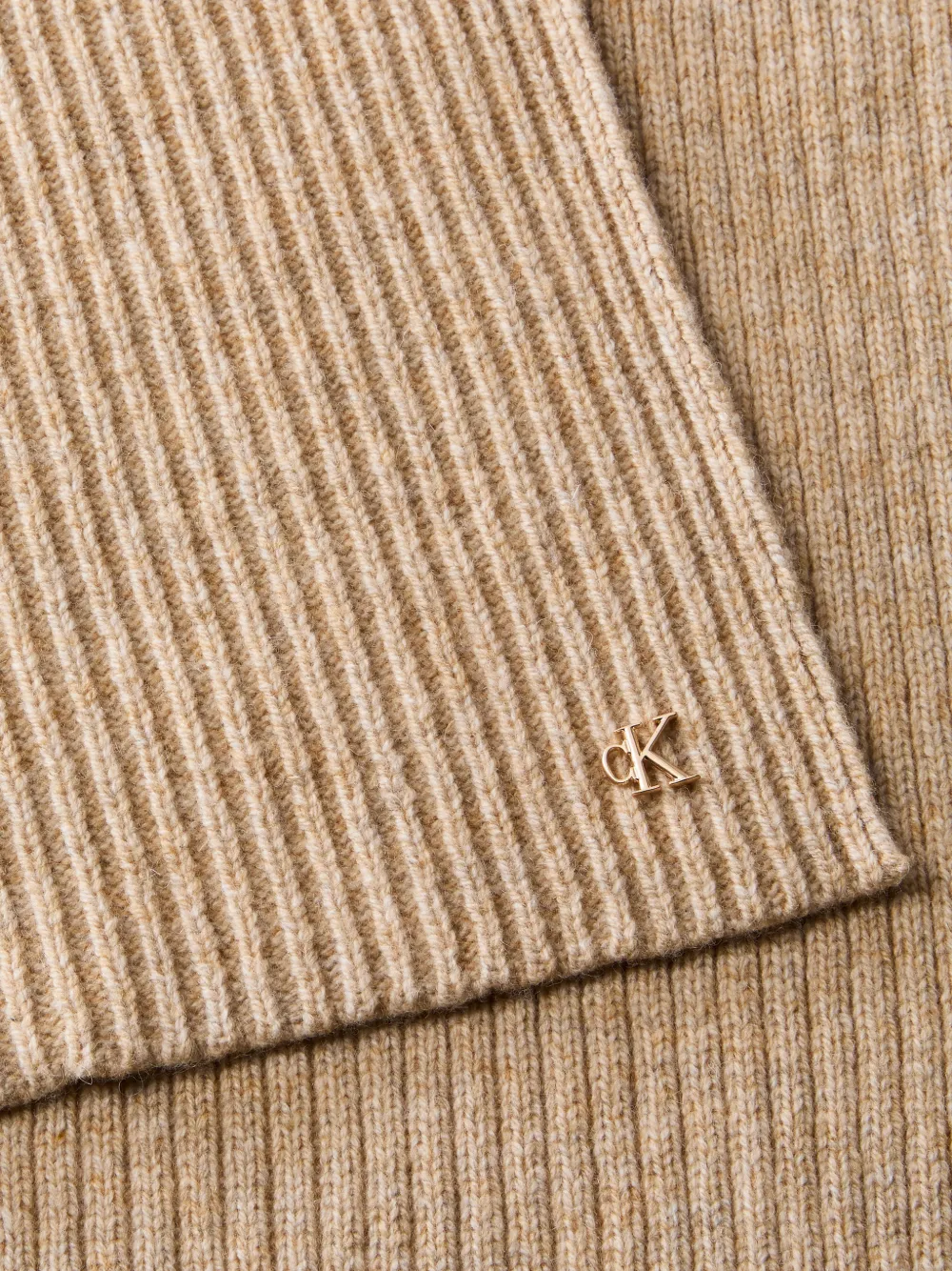 Calvin Klein Ribgebreide sjaal met logoplakkaat Beige