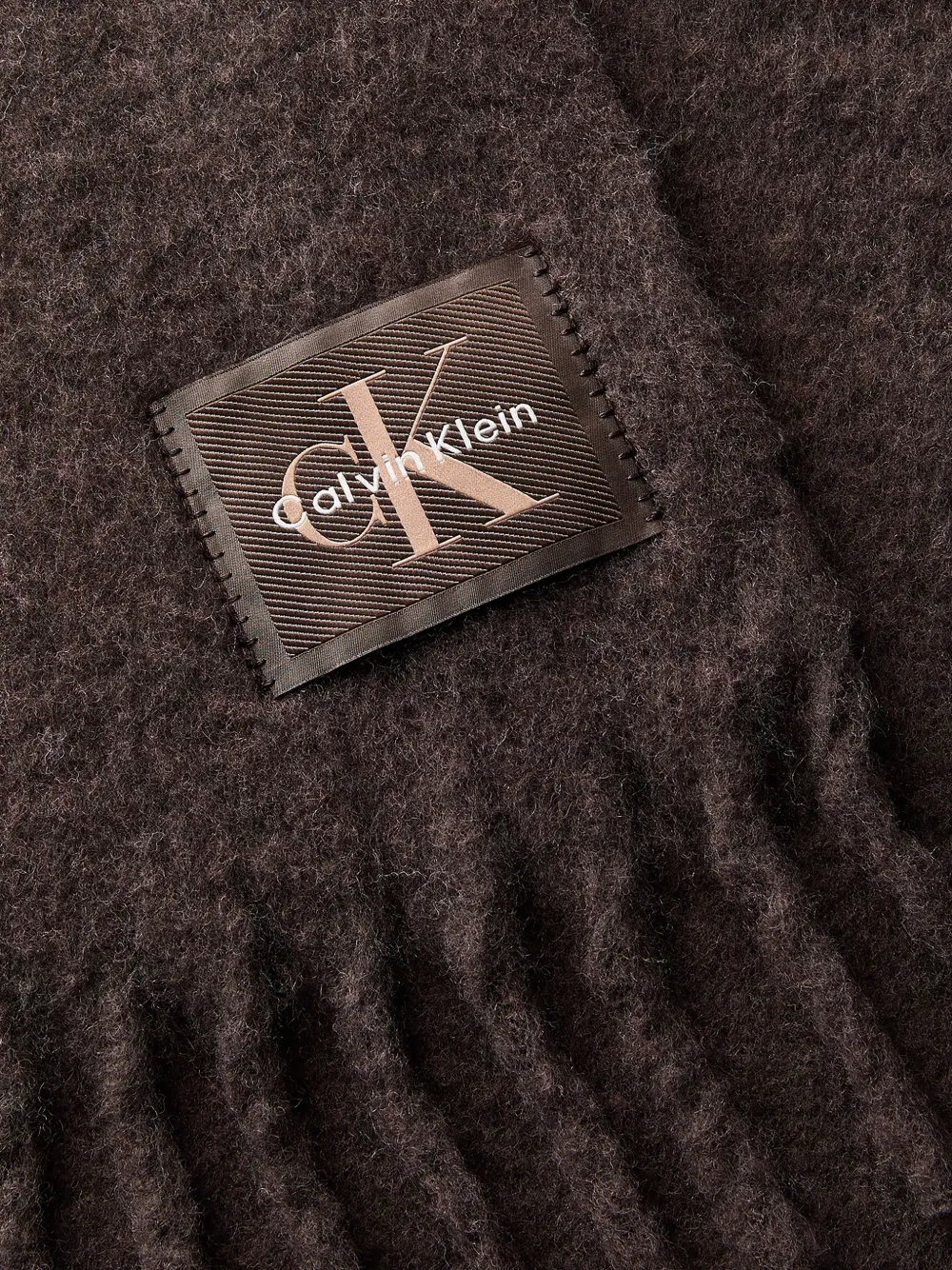 Calvin Klein logo-patch fringed scarf Bruin
