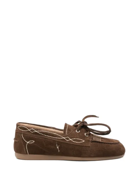 Posa mocasines con agujetas y costuras en contraste
