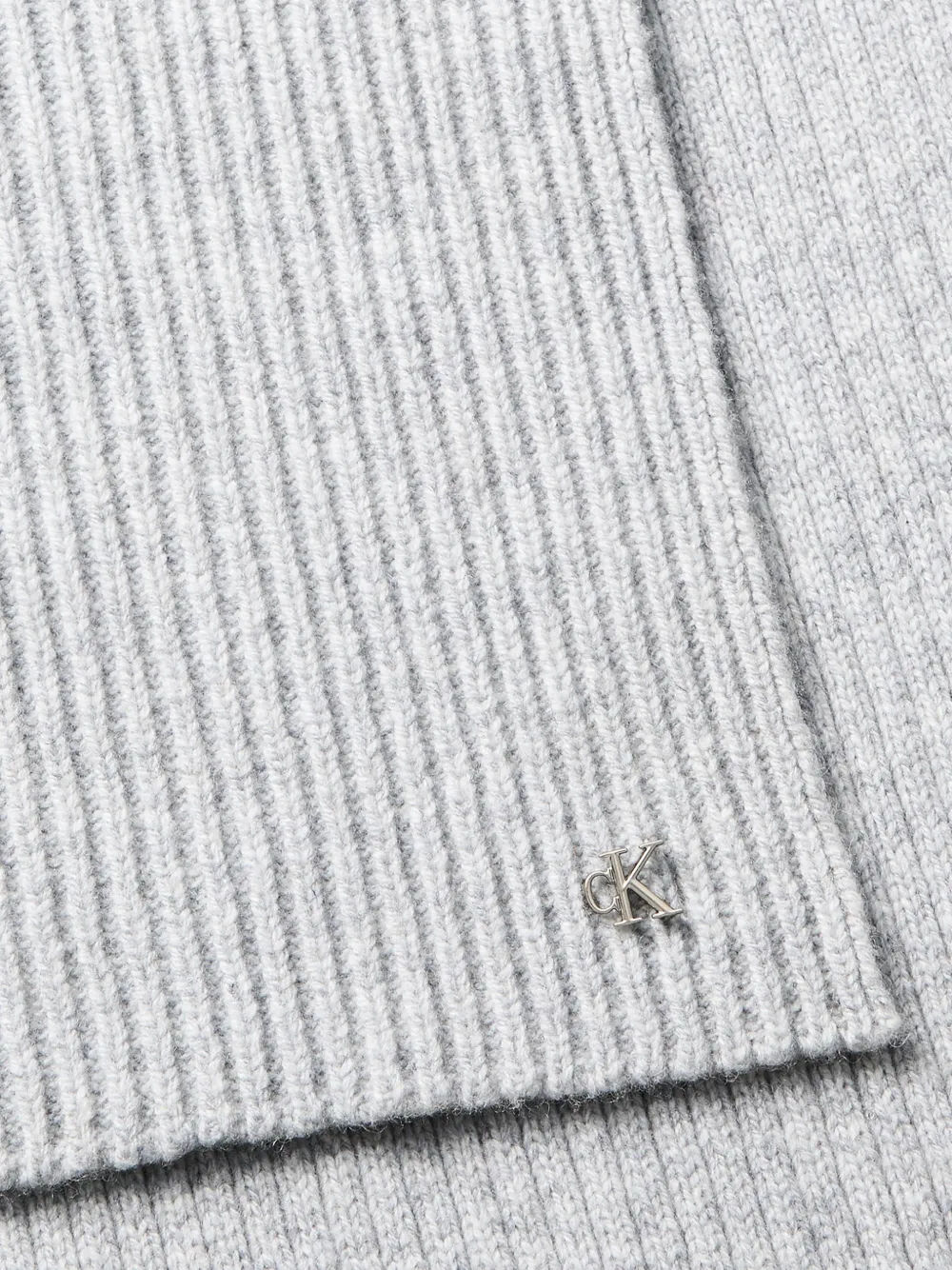 Calvin Klein Ribgebreide sjaal met logoplakkaat Grijs
