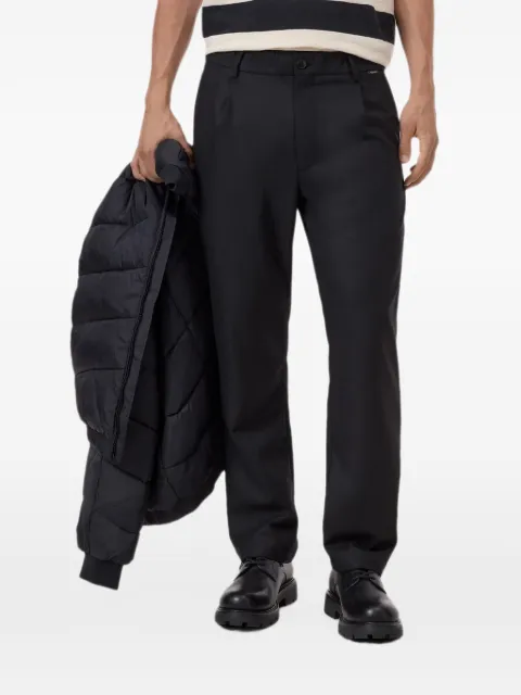 Closed pleated tapered trousers