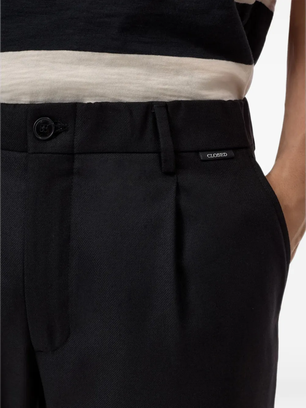 Closed pleated tapered trousers Zwart