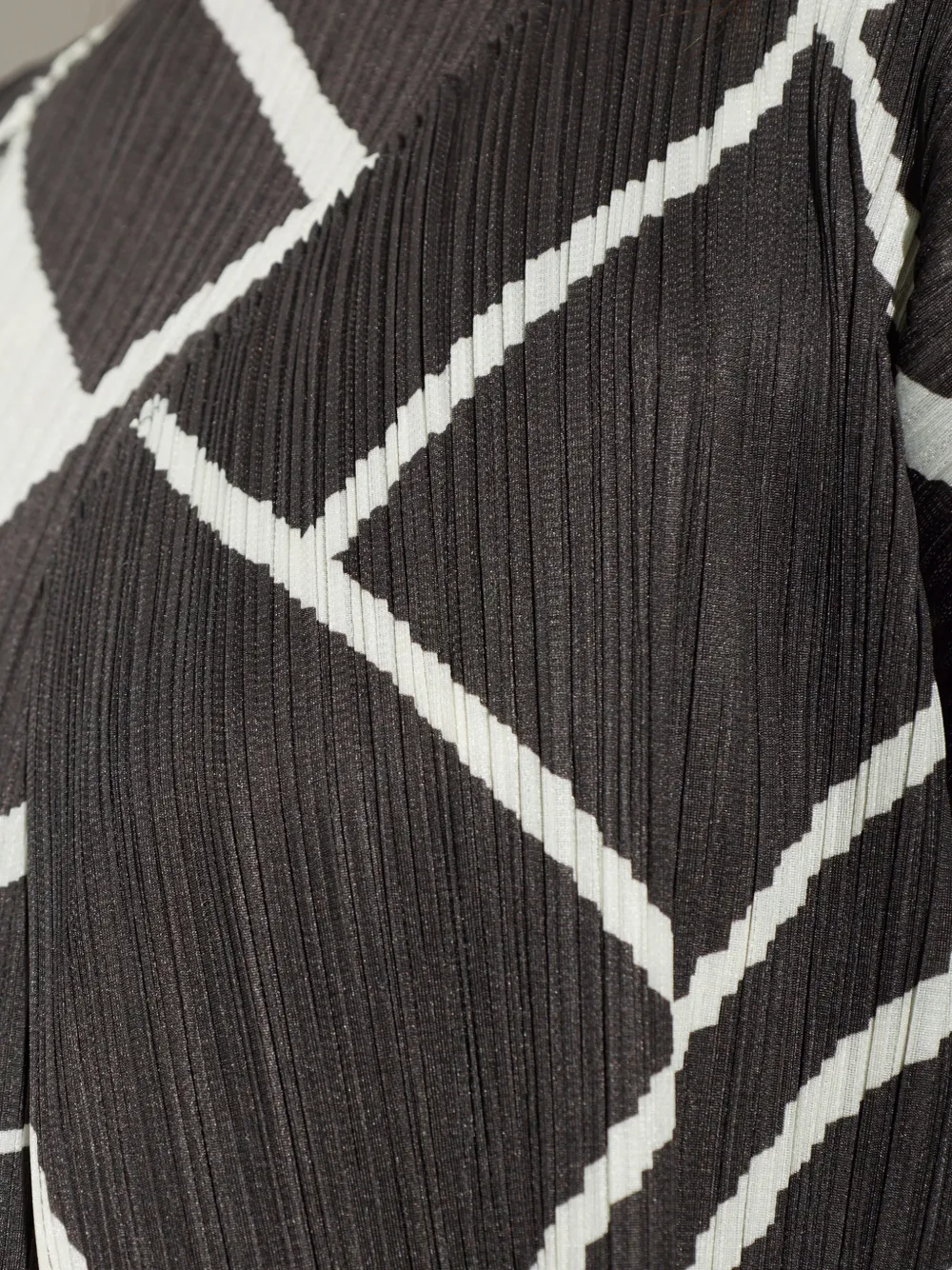 Pleats Please Issey Miyake Geplooid jack met geometrische print Grijs