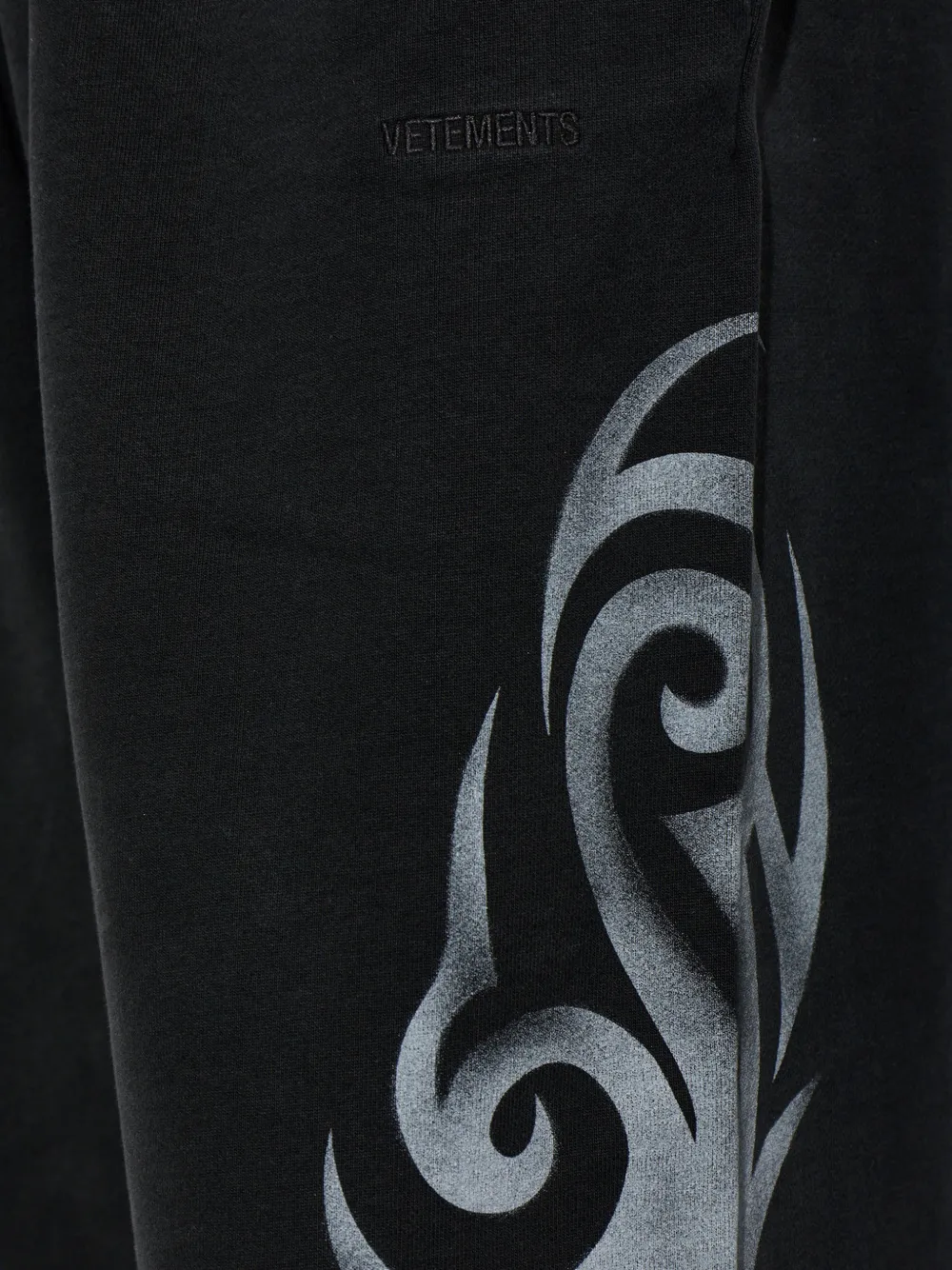 VETEMENTS Broek met grafische print Zwart