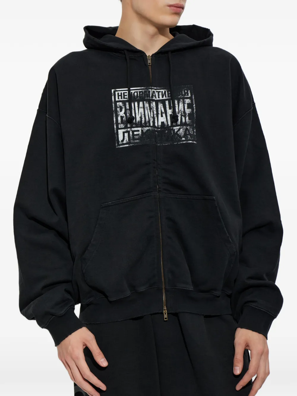 VETEMENTS slogan-print zip-up hoodie Zwart