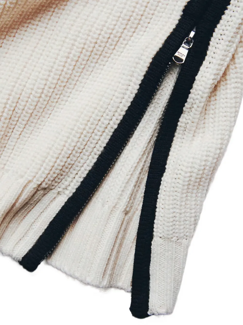 Patrizia Pepe Sweater met contrasterende afwerking en ritsdetail Beige