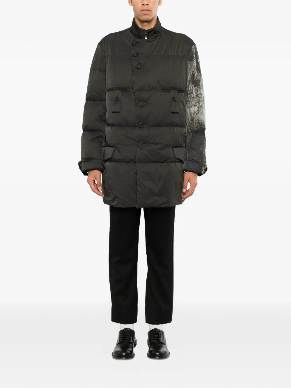 Yohji Yamamoto Gewatteerd jack met hoge hals en grafische print Zwart