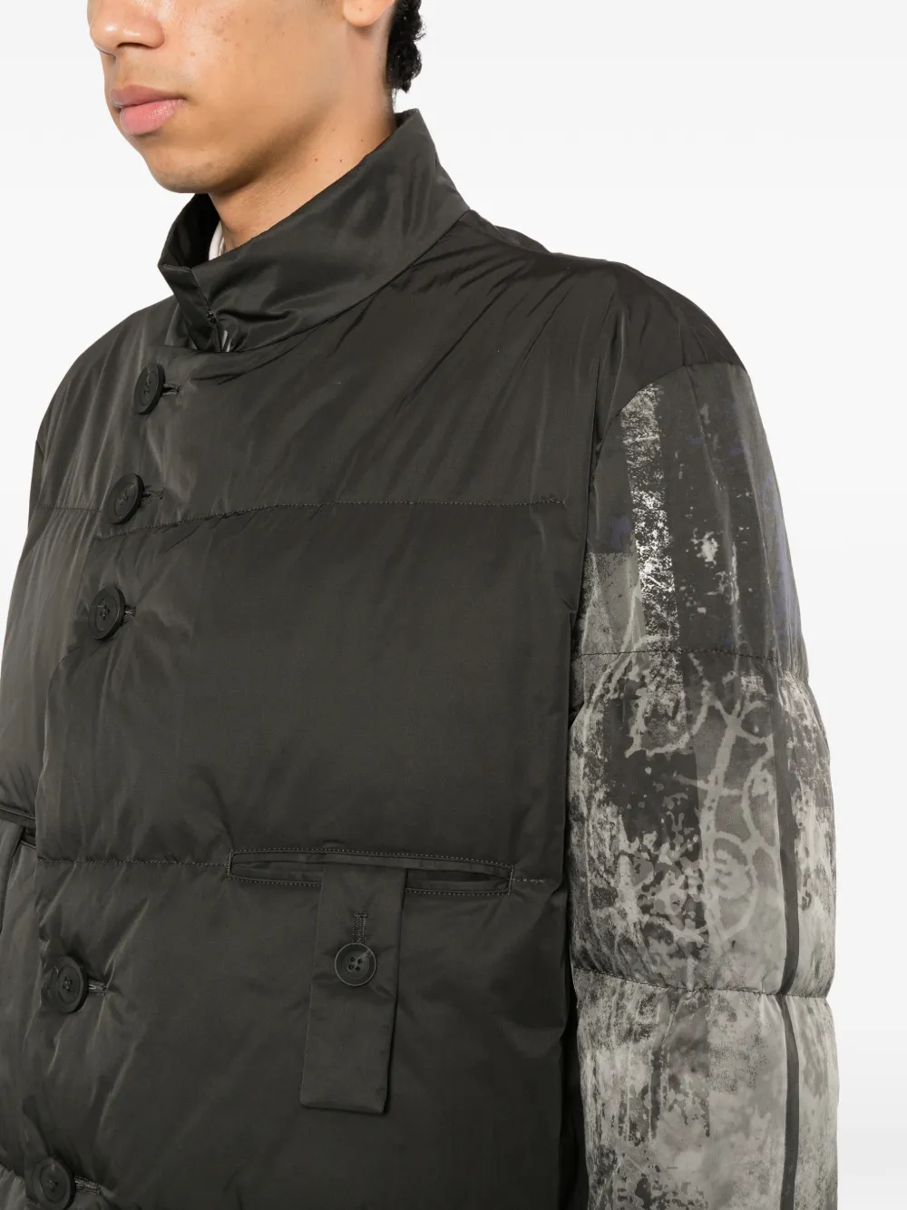 Yohji Yamamoto Gewatteerd jack met hoge hals en grafische print Zwart
